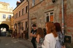 Grupa uczniów na Starym Mieście Kliknięcie w Lublinie, koło Bramy Grodzkiej. w miniaturkę obrazka spowoduje wyświetlenie powiększonego zdjęcia.