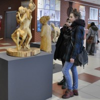  Exhibition of works by ZSP students: in the "Gala" shopping center in Lublin. There are wood carvings and artwork on the walls in the lobby. Two students of the ZSP in Lublin are watching the sculpture. Clicking on the image thumbnail will display the enlarged photo.