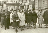 Liceum Sztuk Plastycznych OMTUR 1948. Uczniowie i nauczyciele w pochodzie. Trzymają transparent z napisem szkoły. Dyr Janiana Miłosiowa (pierwsza z prawej). Kliknięcie w miniaturkę obrazka spowoduje wyświetlenie powiększonego zdjęcia.