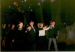 Tańczą poloneza w auli szkolnej. Kliknięcie w miniaturkę obrazka spowoduje wyświetlenie powiększonego zdjęcia.