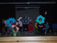 Przedstawienie w wykonaniu grupy uczniów, przebranych za kwiaty. Kliknięcie w miniaturkę obrazka spowoduje wyświetlenie powiększonego zdjęcia.