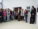 Ludzie w galerii stoją, w większości młodzież, m.in. Julia. Milczarek, Weronika Chojnacka i Natalia Kowalczyk. Kliknięcie w miniaturkę obrazka spowoduje wyświetlenie powiększonego zdjęcia.