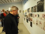 Dyr Krzysztof Dąbek i młodzież oglądają wystawę. Kliknięcie w miniaturkę obrazka spowoduje wyświetlenie powiększonego zdjęcia.