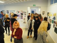 Ludzie oglądają prace na wystawie, na której m.in. są Julia. Milczarek, Weronika Chojnacka i Natalia Kowalczyk. Kliknięcie w miniaturkę obrazka spowoduje wyświetlenie powiększonego zdjęcia.
