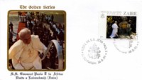 Karta pocztowa. Papież Jan Paweł II wchodzi po schodach na pokład samolotu. Pielgrzymka w Afryce, Zair, sierpień 1985. Kliknięcie w miniaturkę obrazka spowoduje wyświetlenie powiększonego zdjęcia