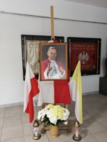 W dolnym holu ZSP w Lublinie obraz Jan Paweł II umieszczony na sztalugach malarskich na tle sztandarów szkoły wiszących na ścianie w gablotach. Po lewej stronie jasny sztandar z 2010 roku. Po prawej stronie bordowy sztandar z 1972 r. Pod obrazem zwisająca flaga biało-czerwona, niżej kwiaty białe i żółte w wazonie, a po jego lewej i prawej stronie znicze. Po lewej stronie obrazu flaga państwowa Polski. Po lewej stronie flaga zółto-biała, papieska. Kliknięcie w miniaturkę obrazka spowoduje wyświetlenie powiększonego zdjęcia.