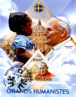 Znaczek pocztowy. Papież Jan Paweł II trzyma na rękach dziecko czarnoskóre na tle Watykanu 2013. Kliknięcie w miniaturkę obrazka spowoduje wyświetlenie powiększonego zdjęcia.