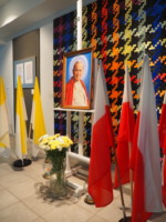 W dolnym holu ZSP w Lublinie obraz Jan Paweł II umieszczony na sztalugach malarskich na tle pracy z tkaniny artystycznej. Pod nim kwiaty biało i żółte w wazonie, a po jego lewej i prawej stronie - znicze. Po prawej stronie flagi Polski biało-czerwone. Po lewej stronie flagi papieskie zółto-białe. Kliknięcie w miniaturkę obrazka spowoduje wyświetlenie powiększonego zdjęcia.
