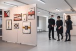 Agnieszka Wójtowicz i dyr Krzysztof Dąbek i kobieta (rozmawiają) na tle obrazów w galerii. Kliknięcie w miniaturkę obrazka spowoduje wyświetlenie powiększonego zdjęcia.
