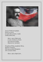 Józef Piłsudski na tle flagi polskiej, biało-czerwonej. Dwie zwrotki „Mazurka Dąbrowskiego”. Kliknięcie w miniaturkę obrazka spowoduje wyświetlenie powiększonego zdjęcia.