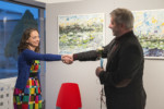 Dorota Jurkowska przyjmuje od dyr Krzysztofa Dąbka gratulacje. Kliknięcie w miniaturkę obrazka spowoduje wyświetlenie powiększonego zdjęcia.