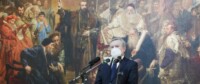 Prof. Piotr Gliński przemawia stojąc na tle obrazu Jana Matejki "Unia lubelska" w Muzeum Narodowym w Lublinie. Kliknięcie w miniaturkę obrazka spowoduje wyświetlenie powiększonego zdjęcia.
