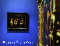 Obraz malarki zawieszony na niebieskiej ścianie. Kliknięcie w miniaturkę obrazka spowoduje wyświetlenie powiększonego zdjęcia.