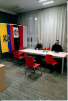 Dyrektor Krzysztof Dąbek i nauczycielka Małgorzata Przegrodzka siedzą przy stole w gabinecie dyrektora ZSP w Lublinie. W tle wiszą flagi Polski i Ekwadoru. Kliknięcie w miniaturkę obrazka spowoduje wyświetlenie powiększonego zdjęcia.