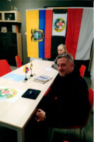 Dyrektor Krzysztof Dąbek i nauczycielka Małgorzata Przegrodzka siedzą przy stole w gabinecie dyrektora ZSP w Lublinie. W tle wiszą flagi Polski i Ekwadoru. Kliknięcie w miniaturkę obrazka spowoduje wyświetlenie powiększonego zdjęcia.