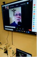 O. Marek Szymański na ekranie monitora. Kliknięcie w miniaturkę obrazka spowoduje wyświetlenie powiększonego zdjęcia.