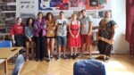 Zdjęcie zbiorowe, pozowane. Grzegorz Nowicki i siedmiu uczniów w auli szkolnej. Kliknięcie w miniaturkę obrazka spowoduje wyświetlenie powiększonego zdjęcia.