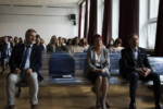 Uczniowie i dyrekcja szkoły siedzą na krzesłach w auli szkolnej na spotkaniu. W pierwszym rzędzie od lewej: Dyr Krzysztof Dąbek, wicedyr Alina Tkaczyk, wicedyr Andrzej Mazuś. Kliknięcie w obrazek spowoduje przejście do artykułu.