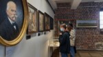 Uczniowie zwiedzają Muzeum Historii Miasta Lublina, oglądają obrazy. Kliknięcie w miniaturkę obrazka spowoduje wyświetlenie powiększonego zdjęcia.