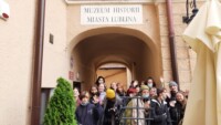 Uczniowie przed budynkiem Muzeum Historii Miasta Lublina. Kliknięcie w miniaturkę obrazka spowoduje wyświetlenie powiększonego zdjęcia.