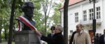 Wicepremier Piotr Gliński zakłada biało-czerwoną szarfę na popiersie Cypriana Kamila Norwida w Chrzęsnem. Kliknięcie w miniaturkę obrazka spowoduje wyświetlenie powiększonego zdjęcia.