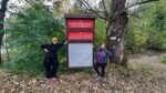 Nauczycielka Zuzanna Wyroślak i uczennica przy tabliach - wejście do rezerwatu Wąwóz Homole. Kliknięcie w miniaturkę obrazka spowoduje wyświetlenie powiększonego zdjęcia.