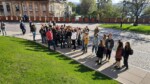 Zdjęcie zbiorowe. Uczniowie i nauczyciele stoją na ulicy w Krakowie. Kliknięcie w miniaturkę obrazka spowoduje wyświetlenie powiększonego zdjęcia.