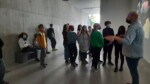 Uczniowie w galerii Mocak podczas lekcji muzealnej, którą przeprowadza mężczyzna. Kliknięcie w miniaturkę obrazka spowoduje wyświetlenie powiększonego zdjęcia.