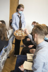 W auli szkolnej uczennica z koszyka rozdaje uczniom prezenty. Kliknięcie w miniaturkę obrazka spowoduje wyświetlenie powiększonego zdjęcia.