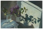 Flakon z kwiatem na stole. Kliknięcie w miniaturkę obrazka spowoduje wyświetlenie powiększonego zdjęcia.