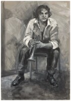 Młody mężczyzna siedzi z trąbką. Rysunek Aleksandry Chinek. Kliknięcie w miniaturkę obrazka spowoduje wyświetlenie powiększonego zdjęcia.