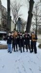 Uczniowie ZSP pozują do zdjęcia przed pomnikiem Cypriana Kamila Norwida przed budynkiem KUL. Kliknięcie w miniaturkę obrazka spowoduje wyświetlenie powiększonego zdjęcia.