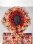 Maska, twarz ludzka wśród kwiatów wykonane z papieru czerpanego i tkaniny. Kliknięcie w miniaturkę obrazka spowoduje wyświetlenie powiększonego zdjęcia.