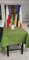 W holu szkoły puszka na pieniądze dla ludności ukraińskiej na tle flag ukraińskich i polskich. Kliknięcie w miniaturkę obrazka spowoduje wyświetlenie powiększonego zdjęcia.