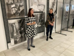 A. Karpińska, A. Chmielnik na wystawie, przed zgromadzonymi. Kliknięcie w miniaturkę obrazka spowoduje wyświetlenie powiększonego zdjęcia.