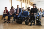 Vice dyr Alina Tkaczyk, Dorota Nowiszewska-Machoń, Robert Derewenda, uczniowie siedzą na krzesłach w auli szkolnej. Kliknięcie w miniaturkę obrazka spowoduje wyświetlenie powiększonego zdjęcia.