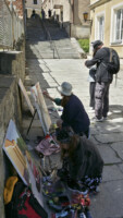 Dwie uczennice malują obrazy w sandomierskiej uliczce. Kliknięcie w miniaturkę obrazka spowoduje wyświetlenie powiększonego zdjęcia.