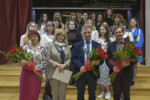 Wychowawca Danuta Klimala-Brauze, dyrekcja szkoły i maturzyści z klasy IVA, zdjęcie grupowe, pozowane. Kliknięcie w miniaturkę obrazka spowoduje wyświetlenie powiększonego zdjęcia.