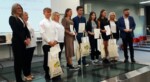 Nagrodzeni uczniowie, wśród nich Zuzanna Kasperek i dorosłe osoby pozują do zdjęcia. Kliknięcie w miniaturkę obrazka spowoduje wyświetlenie powiększonego zdjęcia.