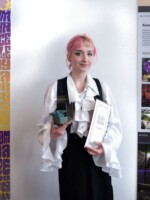 Julia Maksymiuk stoi ze statuetką i dyplomem w dłoniach. Kliknięcie w miniaturkę obrazka spowoduje wyświetlenie powiększonego zdjęcia.