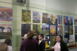Fragment wystawy obrazów. Uczniowie oglądają obrazy poplenerowe na wystawie. Kliknięcie w miniaturkę obrazka spowoduje wyświetlenie powiększonego zdjęcia.