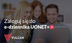 Napis: "Zaloguj się do e-dziennika UONET+.  Zdjęcie, rodzice i dziecko wpatrzeni w ekran komputera.