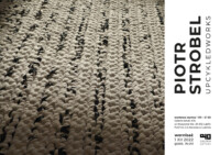 Plakat wystawy P. Strobla. Białe sploty tkanin na ciemnym, szarym tle. Kliknięcie w miniaturkę obrazka spowoduje przejście do strony.