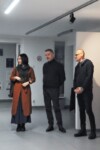 Dyr Krzysztof Dąbek stoi i przemawia w galerii. Obok niego stoją Piotr Strobel i Anna Chmielnik. Kliknięcie w miniaturkę obrazka spowoduje wyświetlenie powiększonego zdjęcia.