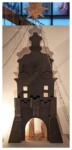 Szara Brama Krakowska w Lublinie. W bramie figurki świętej rodziny. Brama podświetlona. Na bramie zapalone światełka choinkowe. Szopka wykonana ze steropianu, zaś figurki z drewna. Kliknięcie w miniaturkę obrazka spowoduje wyświetlenie powiększonego zdjęcia.