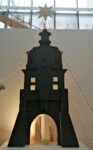 Szara Brama Krakowska w Lublinie. W bramie figurki świętej rodziny. Brama podświetlona. Na bramie zapalone światełka choinkowe. Szopka wykonana ze steropianu, zaś figurki z drewna. Kliknięcie w miniaturkę obrazka spowoduje wyświetlenie powiększonego zdjęcia.